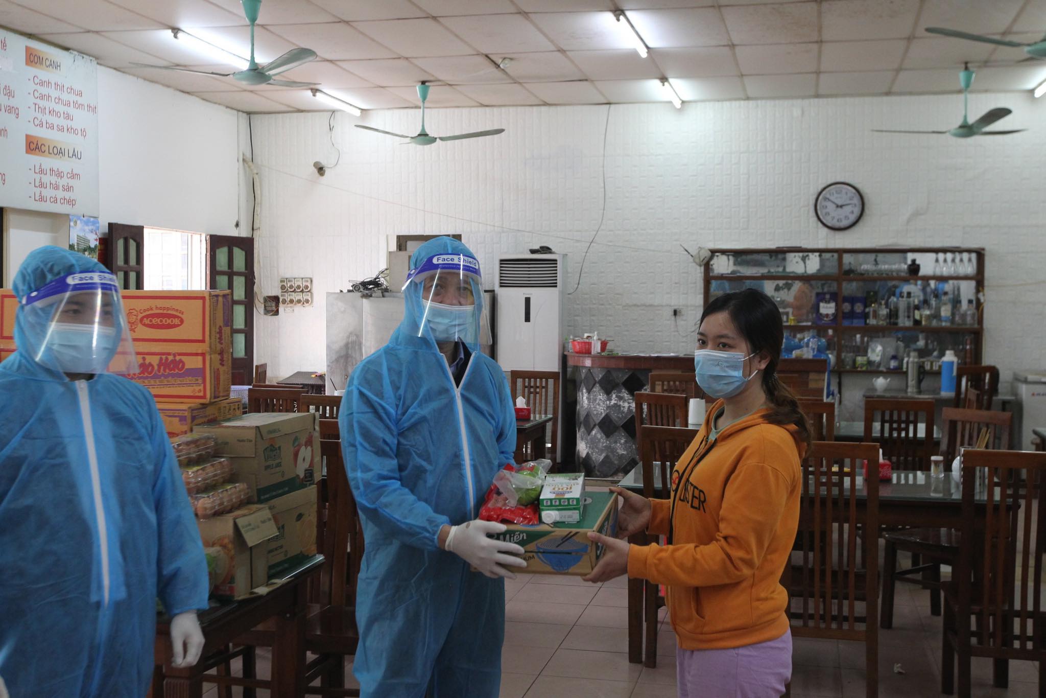 Lãnh đạo Nhà trường thăm, tặng quà các Lưu học sinh Lào, Campuchia đang tự cách ly y tế tại KTX của LHS