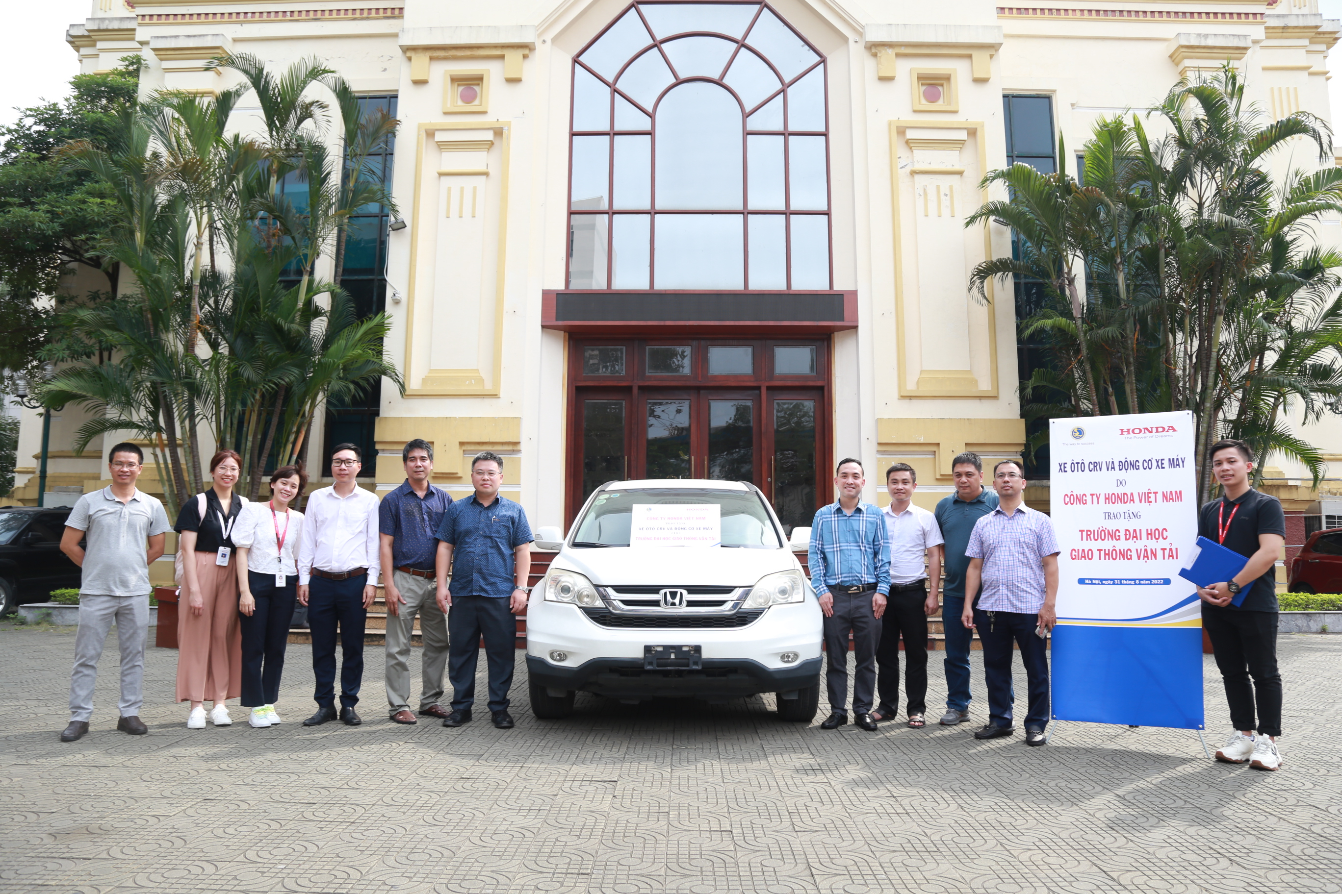 Trường Đại học GTVT tiếp nhận thiết bị do Cty Honda Việt Nam tài trợ
