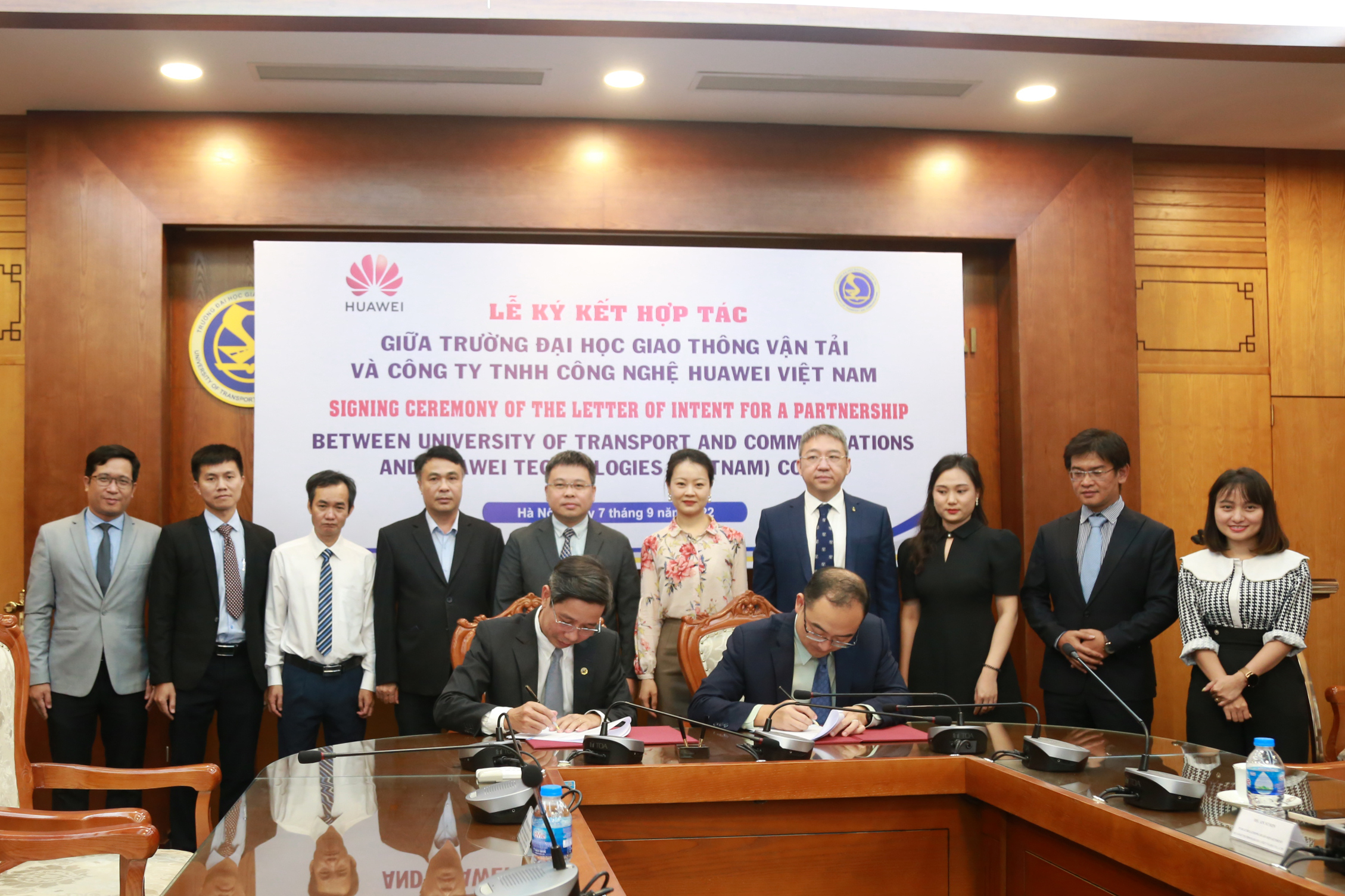 Lễ ký kết hợp tác với Cty TNHH Công nghệ Huawei Việt Nam
