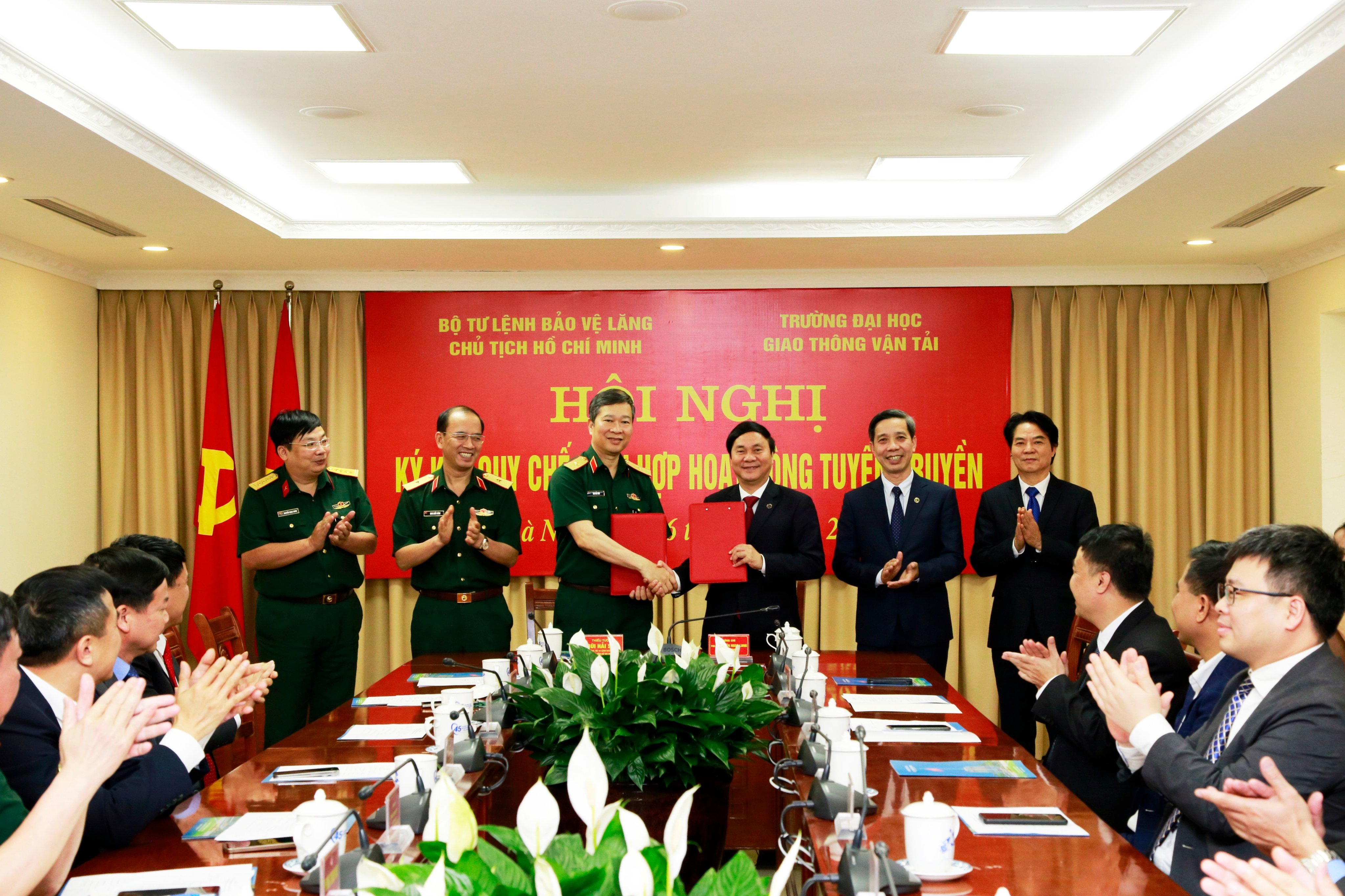 Lễ ký kết Quy chế phối hợp hoạt động tuyên truyền giữa Trường Đại học Giao thông vận tải với Bộ Tư lệnh Bảo vệ Lăng Chủ tịch Hồ Chí Minh