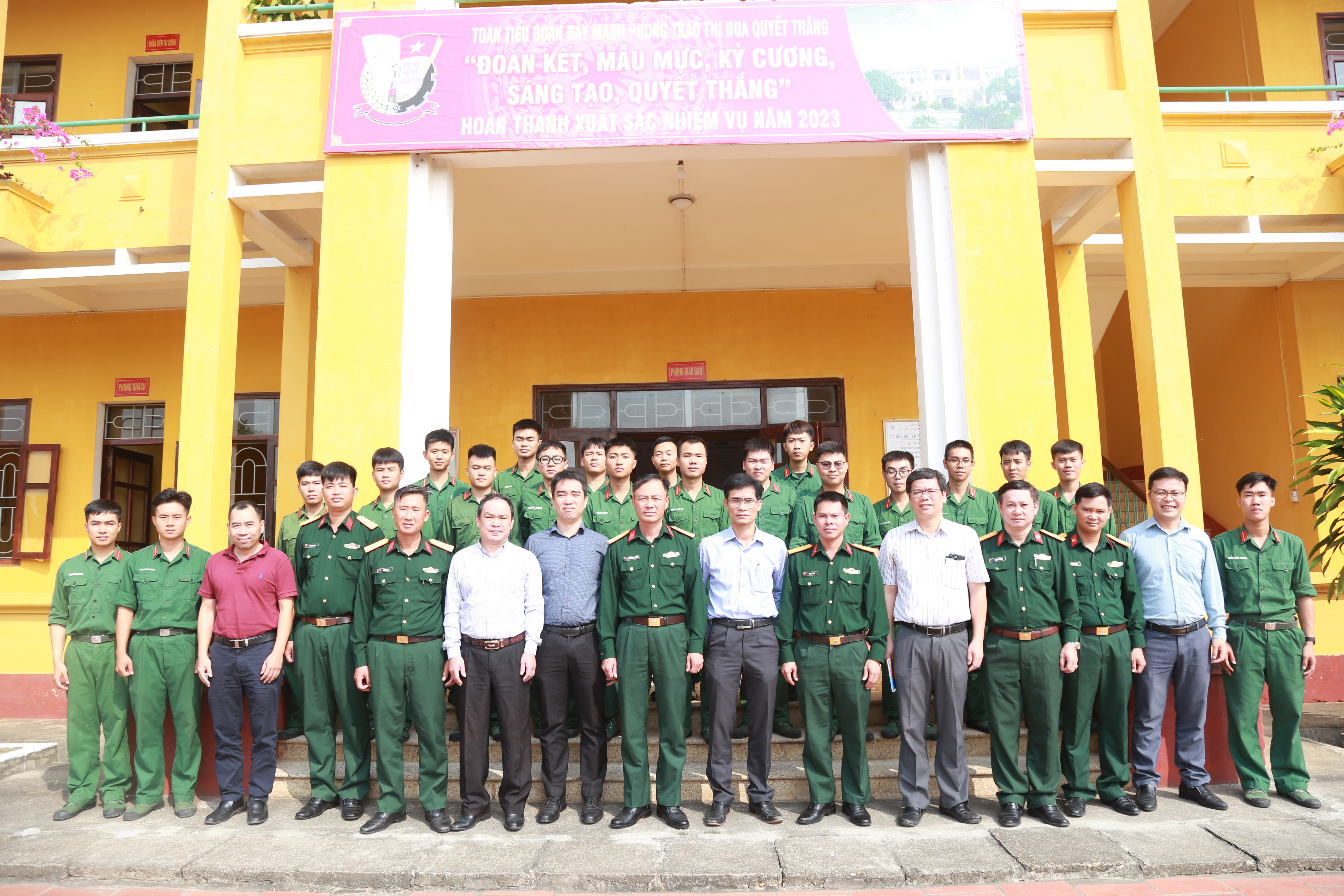 Thăm lớp sĩ quan dự bị tại Trường Quân sự Quân khu 1 