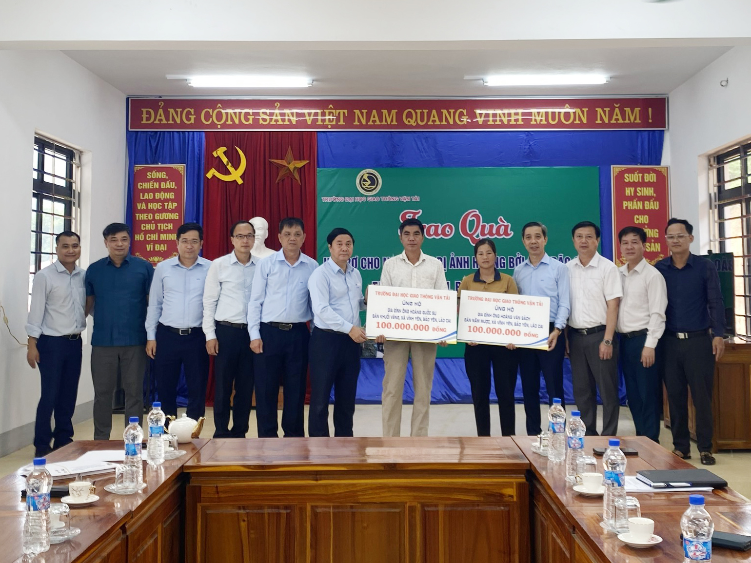 Trường Đại học Giao thông vận tải thăm, tặng quà hộ gia đình bị thiệt hại do cơn bão số 3 tại xã Vĩnh Yên (Bảo Yên, Lào Cai)