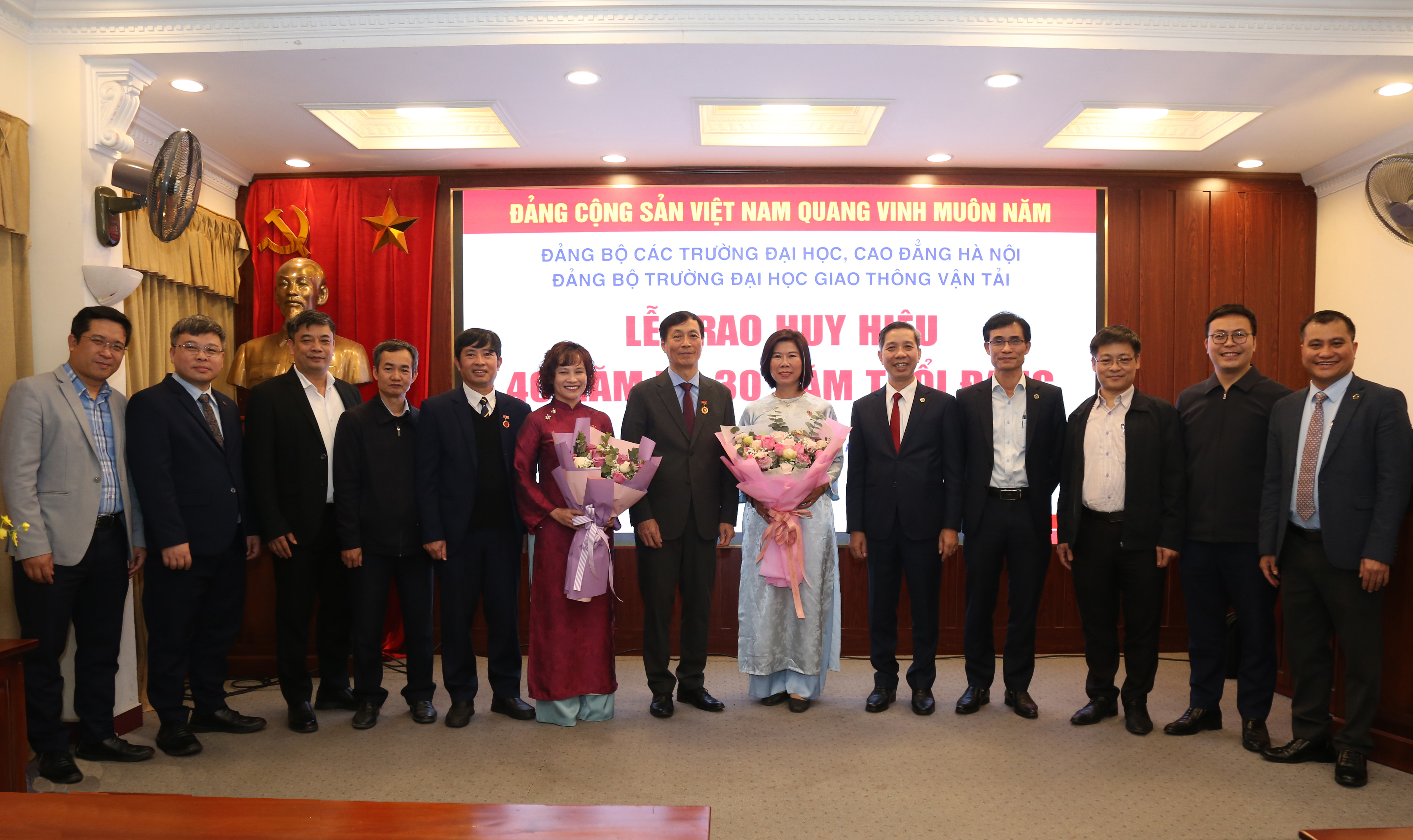 Lễ  trao tặng huy hiệu 40 năm và  30 năm tuổi Đảng