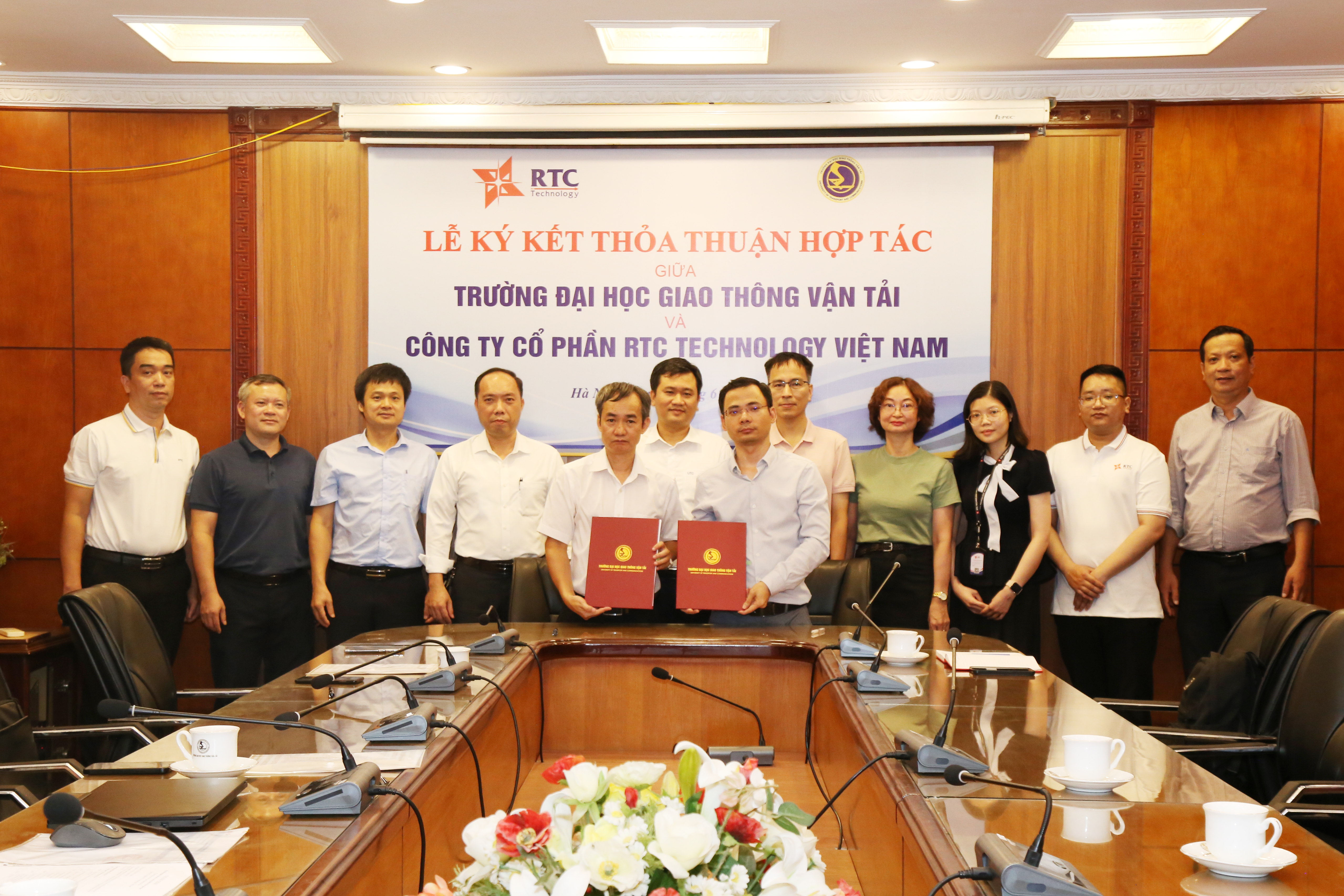 Lễ ký kết Thỏa thuận tài trợ hoạt động đào tạo và nghiên cứu khoa học giữa Khoa Điện - Điện tử và Công ty Cổ phần RTC Technology Việt Nam