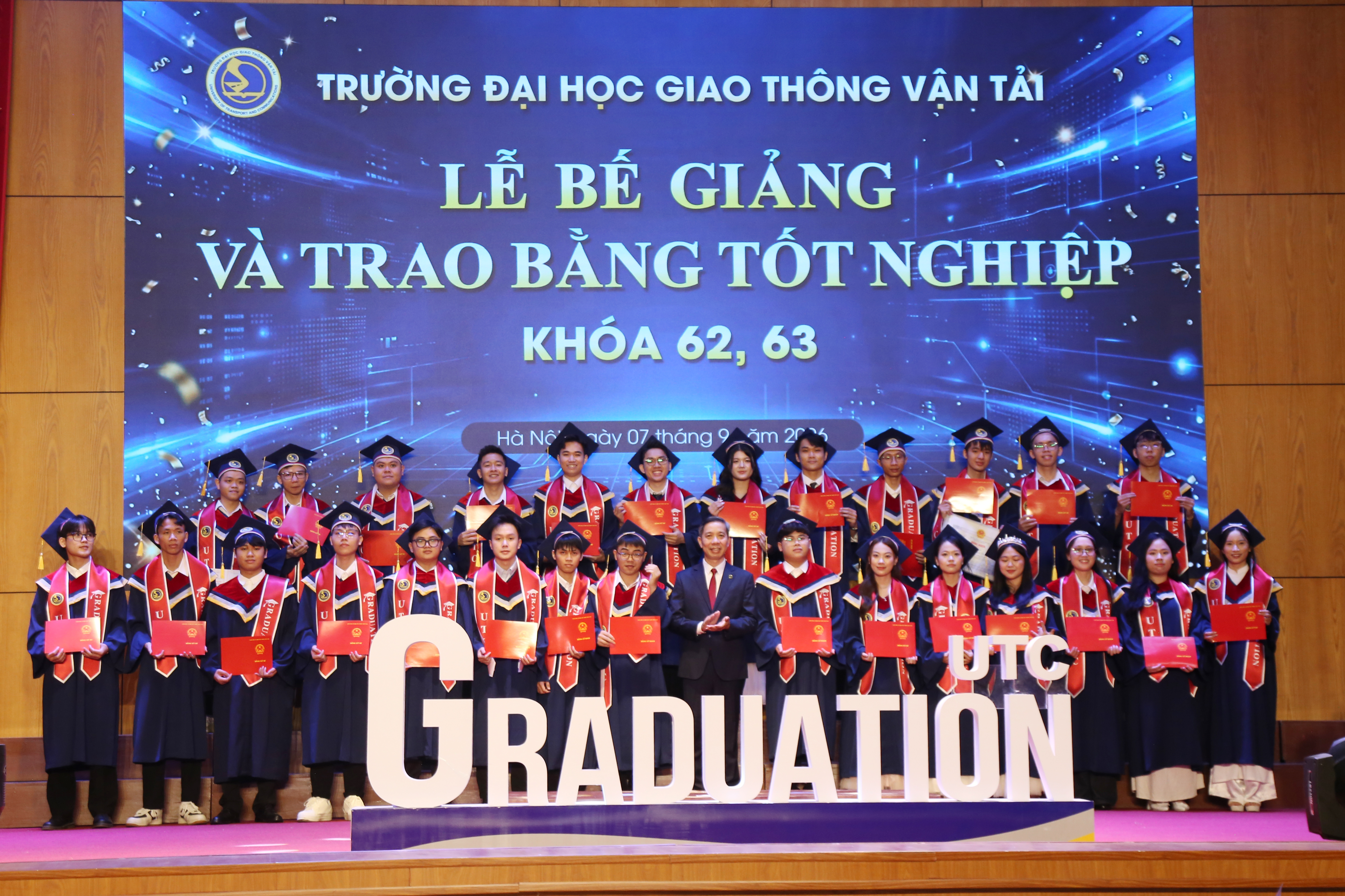 Trường Đại học GTVT trao bằng tốt nghiệp cho gần 3000 tân cử nhân, kỹ sư khóa 62, 63