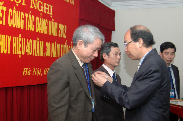 Hội nghị Tổng kết công tác Đảng năm 2012 và Trao huy hiệu 40 năm, 30 năm tuổi Đảng