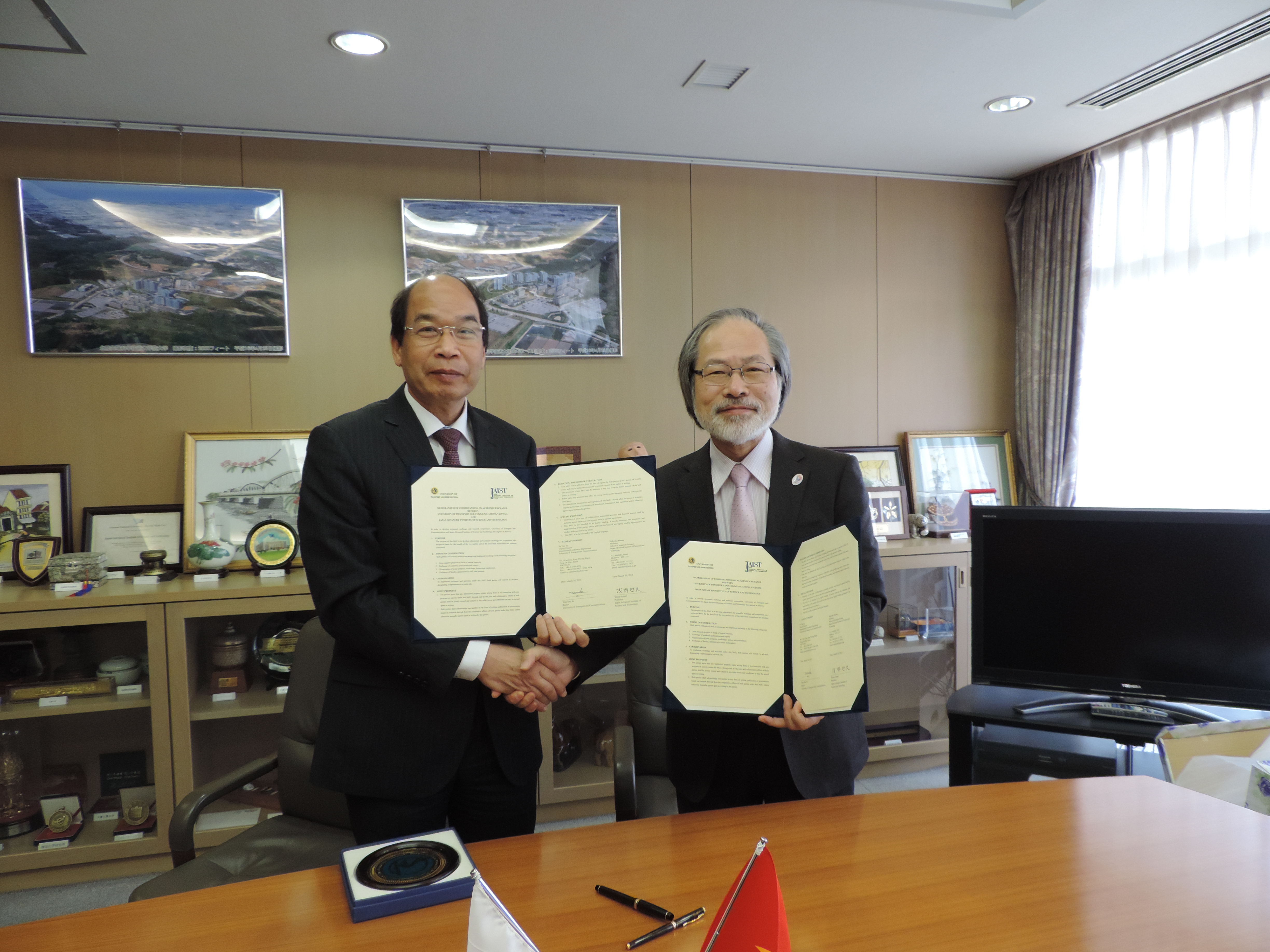 Hiệu trưởng thăm và ký kết hợp tác với Viện JAIST, Nhật Bản