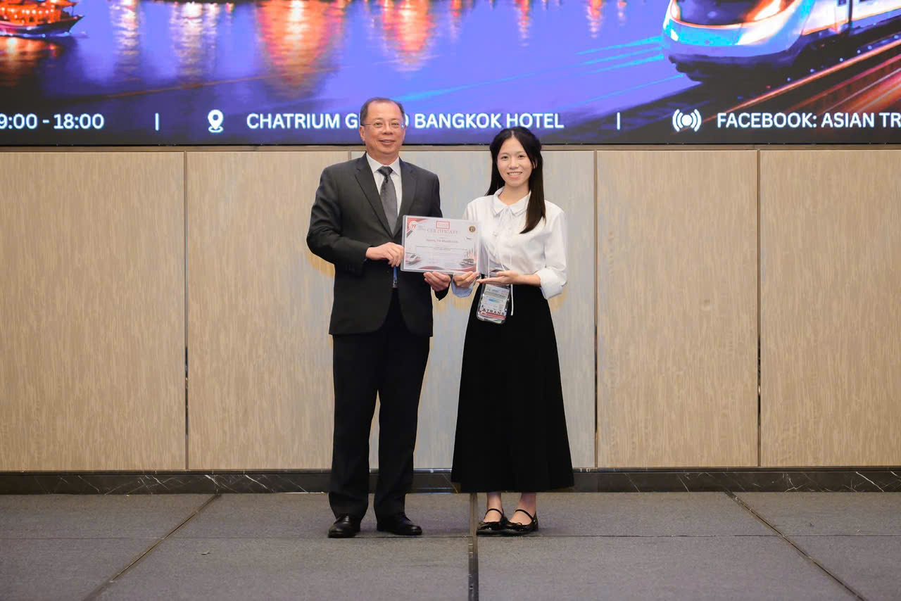 Đại diện Ban Tổ chức Hội thảo Quốc tế ATRANS 2026 trao Chứng nhận Báo cáo khoa học cho sinh viên Hoàng Thị Khánh Linh