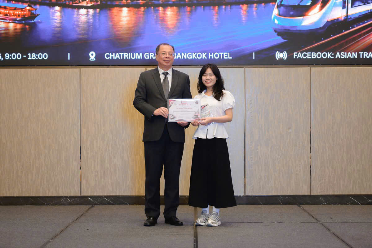 Đại diện Ban Tổ chức Hội thảo Quốc tế ATRANS 2026 trao Chứng nhận Báo cáo khoa học cho sinh viên Nguyễn Thị Phương Trang