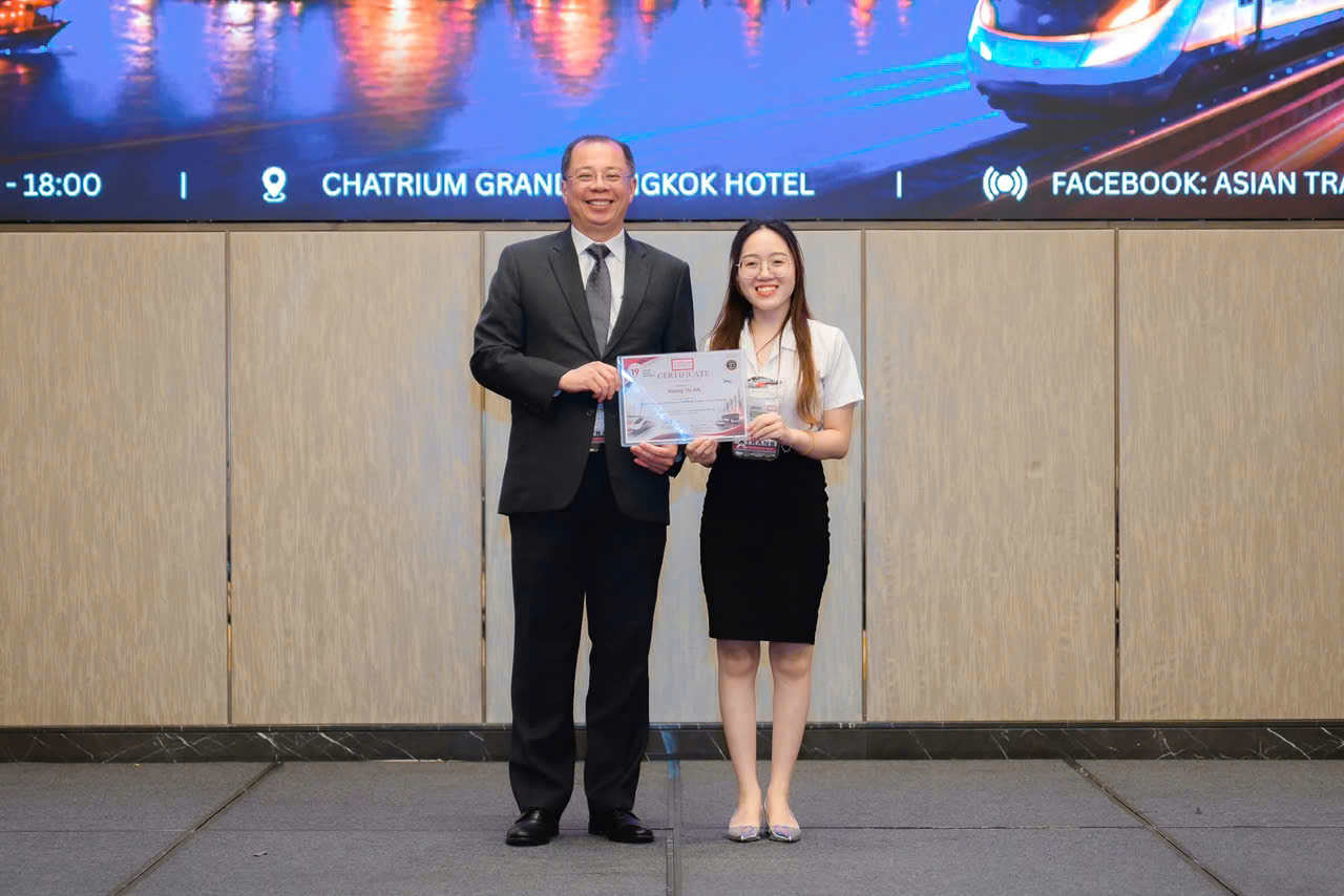 Đại diện Ban Tổ chức Hội thảo Quốc tế ATRANS 2026 trao Chứng nhận Báo cáo khoa học cho sinh viên Hoàng Thị An