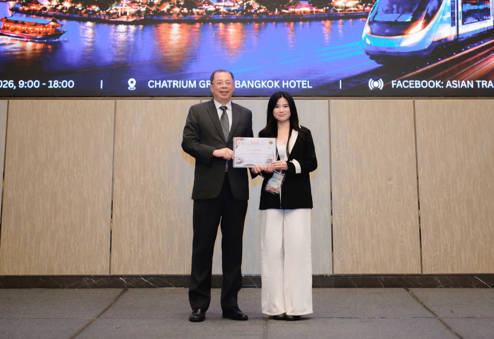 Đại diện Ban Tổ chức Hội thảo Quốc tế ATRANS 2026 trao Chứng nhận Báo cáo khoa học cho sinh viên Hoàng Kiều Trang