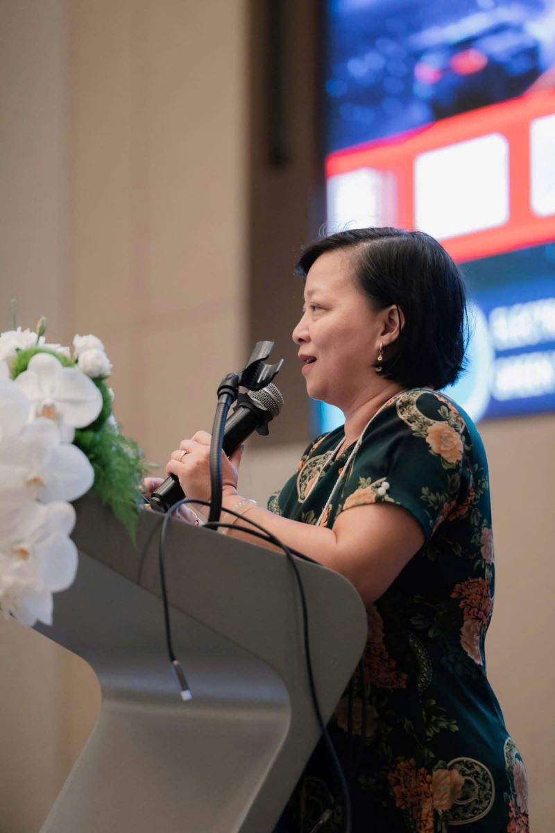 TS. Lê Thu Huyền - Giảng viên khoa Kinh tế - Vận tải trình bày báo cáo
