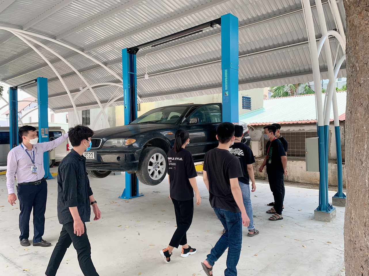Sinh viên Ô tô được trải nghiệm với những dòng xe “sang”